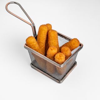 Mozzarela sticks sa pomfritom