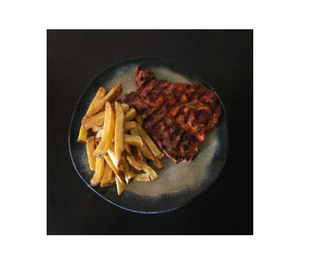 Ceafă de porc la grătar cu cartofi proaspeți prăjiți