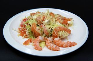 Салат з лососем та тигровими креветками (320г)