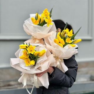 Buchet narcise cu lalele