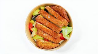Insalata con cotoletta di pollo fritta