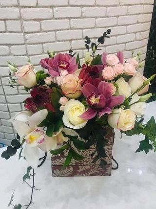 Cutie flori nuante de roz