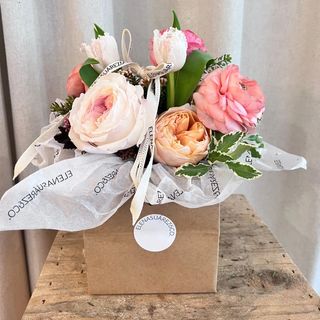 Mini Bolsa con Jarrón de flores frescas de Temporada