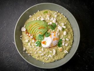 Солона вівсянка з авокадо та яйцем пашот (380грамм)