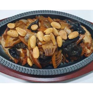 Pato com amêndoa na chapa quente