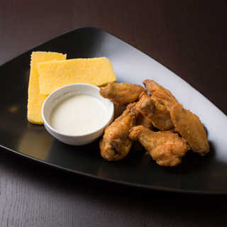 Aripioare la ceaun cu mujdei de usturoi si mamaliguta