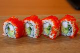 Суши Урамаки скарида и тобико (4бр-90г)