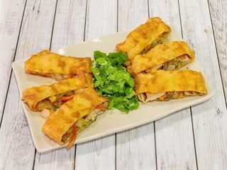 Rollito especial rebozado de huevo con pollo y verdura