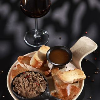 ქათმის პაშტეტი პანინით