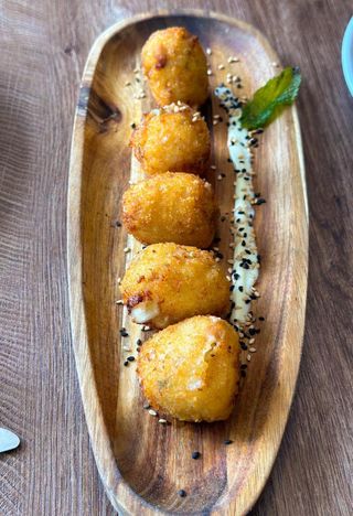 Croquetas de queso azul y cebolla crujiente 