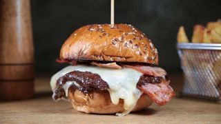Meniu Wow Smash Burger + Cartofi prajiti + Sos Black Truffle