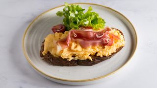 Kremasta kajgana sa pršutom