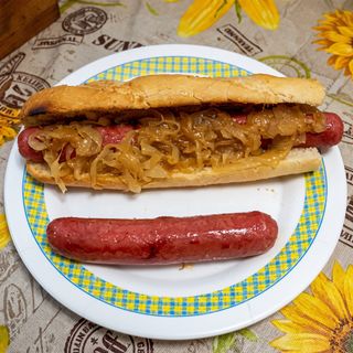 Bocadillo De Frankfurt Con Queso Y Cebolla