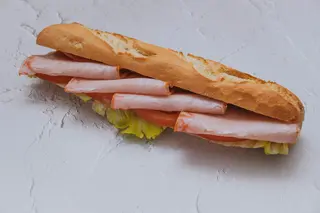 Bocadillo De Lomo Con Lechuga Y Tomate