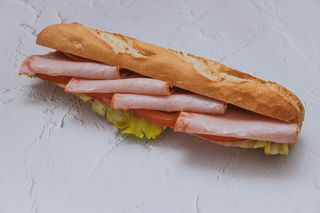 Bocadillo De Lomo Con Lechuga Y Tomate