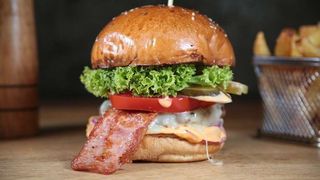 Meniu Arcade Cheeseburger + Cartofi prajiti + Sos Arcade
