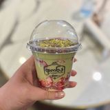 ჭიქის დესერტი ფისტით და მარწყვით