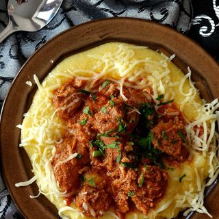 Tochitură moldovenească cu mămăligă și ou