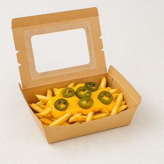 კარტოფილი ფრი ყველის სოუსით და ჰალაპენიოთი