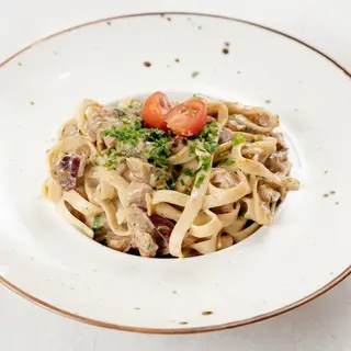 TAGLIATELLE BOROWIKOWE Z POLĘDWICZKĄ WIEPRZOWĄ