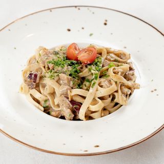 TAGLIATELLE BOROWIKOWE Z POLĘDWICZKĄ WIEPRZOWĄ