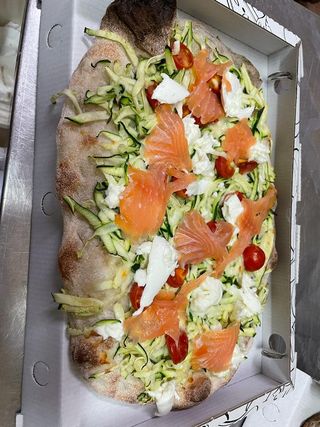 Pinsa zucchine e pacchino