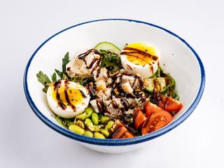 Боул з вугром, кіноа, бобами едамаме та соусом теріякі (270)