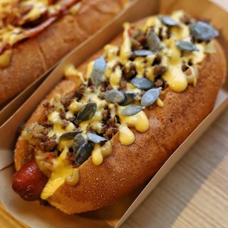 Баварія з яловичиною та овочевим релишем