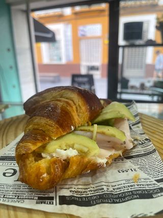 Croissant de pavo con queso y aguacate