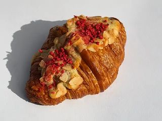 Мигдалевий круасан з малиною