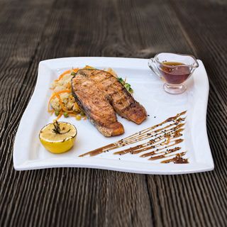 Стейк з лосося на мангалі