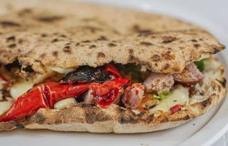 Pizza ripiena con mozzarella fior di latte, ricotta e salame