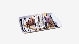 Clatite cu miere, miez nuca si inghetata