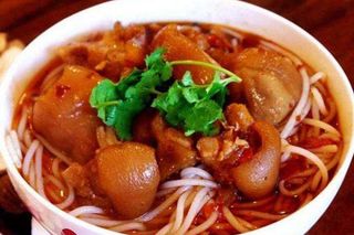 Sopa De Fideos De Arroz Con Manito De Cerdo
