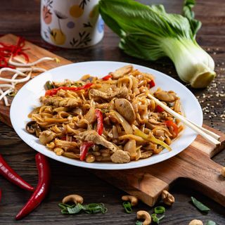85a. Pad Thai z kurczakiem i warzywami