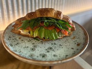 Круасан з слабосоленим лососем (190g)