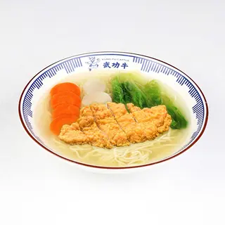 Ramen com Peito de Frango Frito e Vegetais 