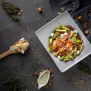 Salată cu 4 tipuri de brânză și somon afumat cu sos pesto cu iaurt