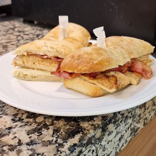 Bocadillo de pollo con queso y bacon