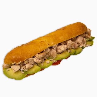 Bocadillo de Pollo Asado , Aguacate y Tomate Natural