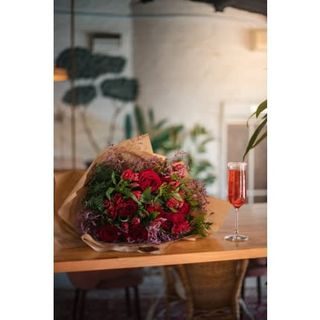 Buket intezivno crvenih ruža i alstromerija