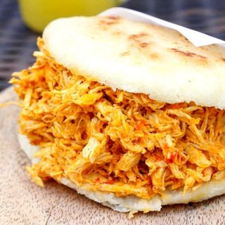 Arepa De Pollo Mechado 
