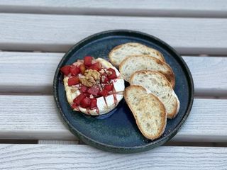 Теплий камамбер у дуеті з медовими горіхами та виноградом