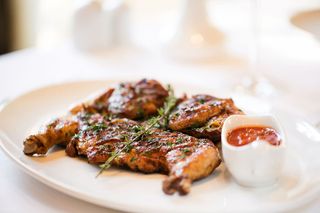 Курча табака з соусом сацебелі (448г)