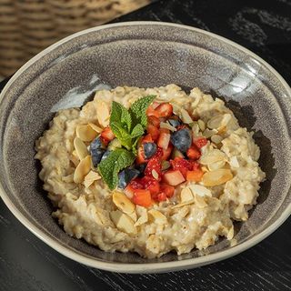 Ніжна молочна вівсянка, з сезонними ягодами і міксом горіхів