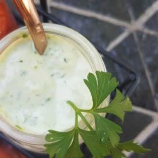 Sos de smantana cu usturoi si patrunjel