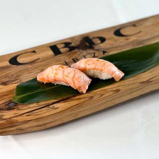 Nigiri Shake Flambeado (2 Salmón)