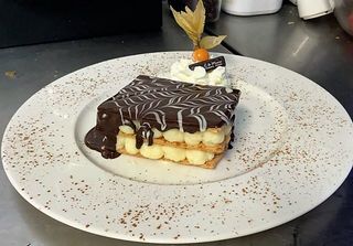 Milhojas con Crema y Chocolate Caliente