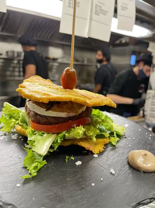 Hamburguesa De La Negra Con Patacón