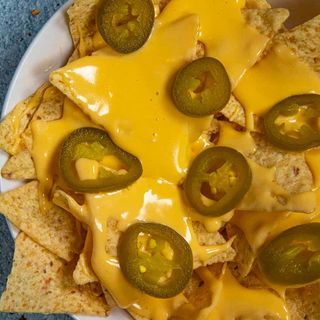 Nachos With Cheese & Dip 